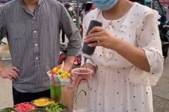 印度小姐姐街头摆摊跳舞,小姐姐摆摊跳舞，舞动热情感染路人