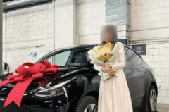 特斯拉带小姐姐,特斯拉带小姐姐开启未来出行新体验