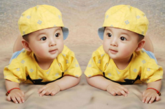 双胞胎宝宝写真图片,写真中的温馨瞬间