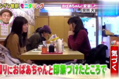 小姐姐边走边变装表情包,街头走秀，表情包演绎时尚魅力